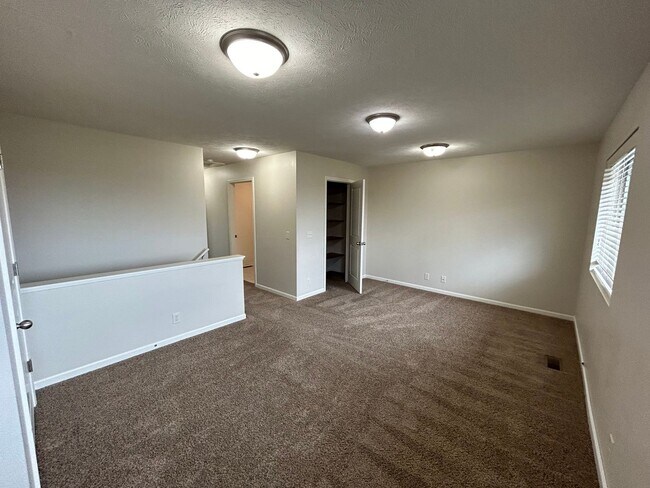 Building Photo - Beautiful, spacious, 4 bedroom, 3 bath tow...