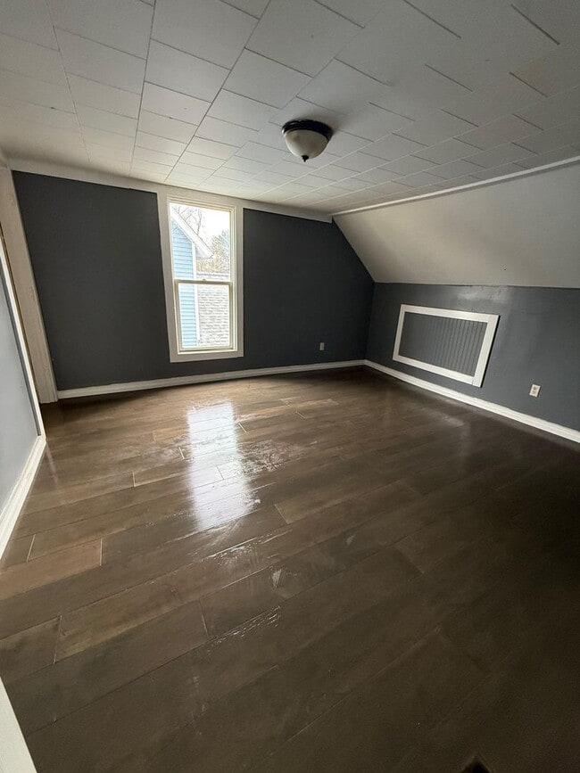 Building Photo - 3 bedrooms house