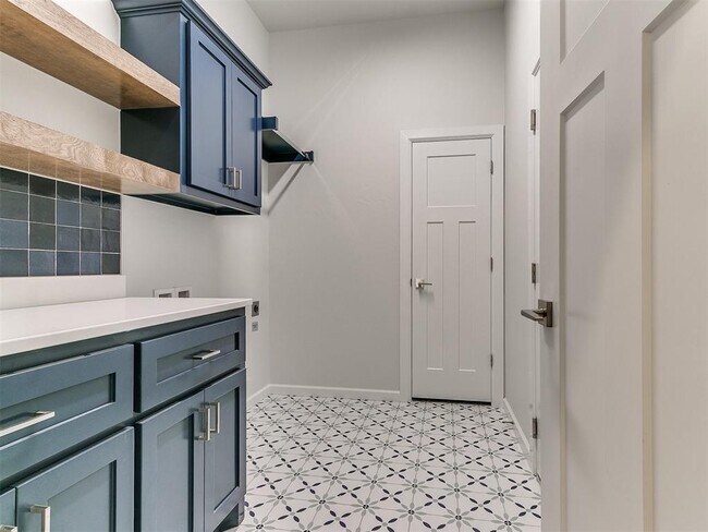 Building Photo - 13400 Sandoval Blvd