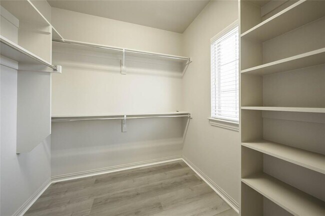 Building Photo - 2745 Troutt Dr