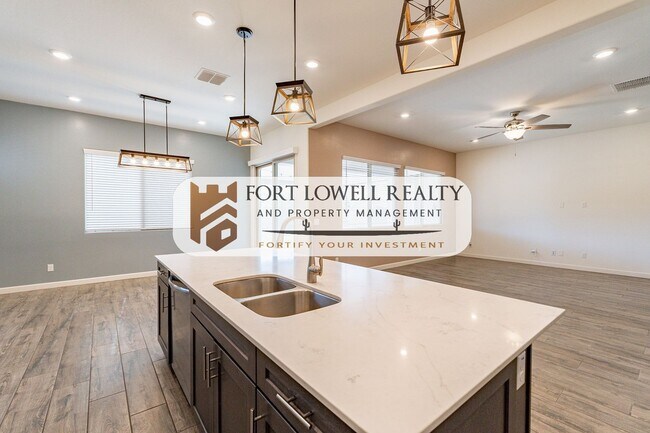 Building Photo - 3 Bedroom, 2 Bath Home near South Mountain!!