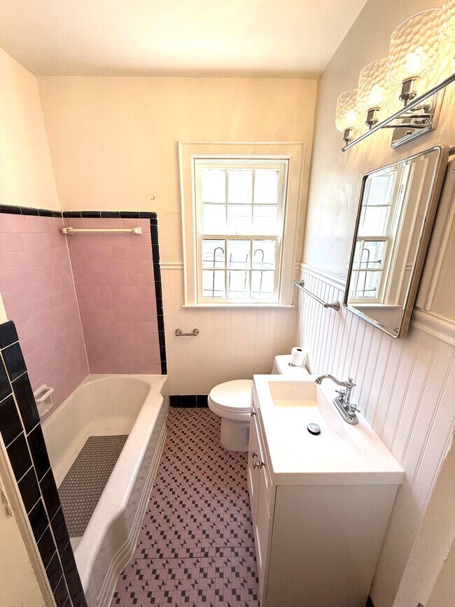 Building Photo - ** 4 Bed 3 Bath located in Old Cloverdale ** Call 334-366-9198 to schedule a self-tour