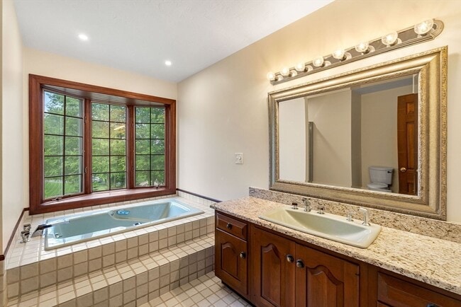 Building Photo - 10 Sumac Cir