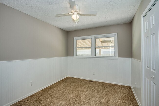 Building Photo - 545 Riverview Ave