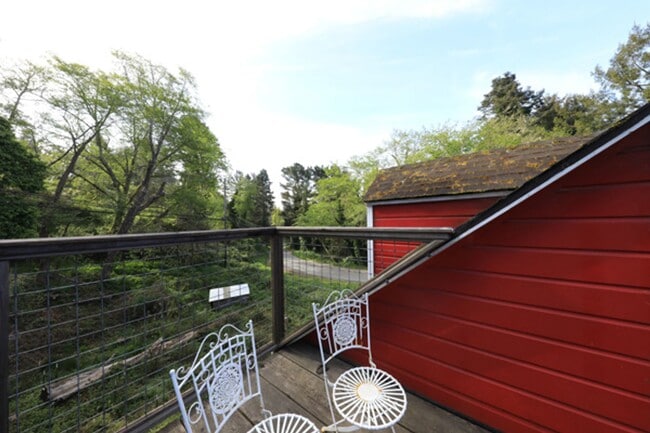 Building Photo - Artsy Studio in Westhaven with Attic Bedroom
