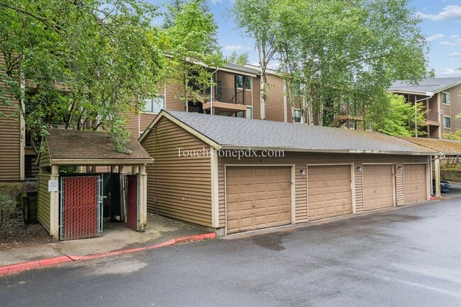 Building Photo - Light Filled Clackamas Condo with Covered Balcony and Community Amenities