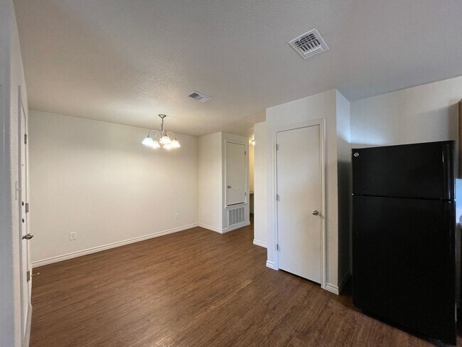 Building Photo - 1529 Justin Lp