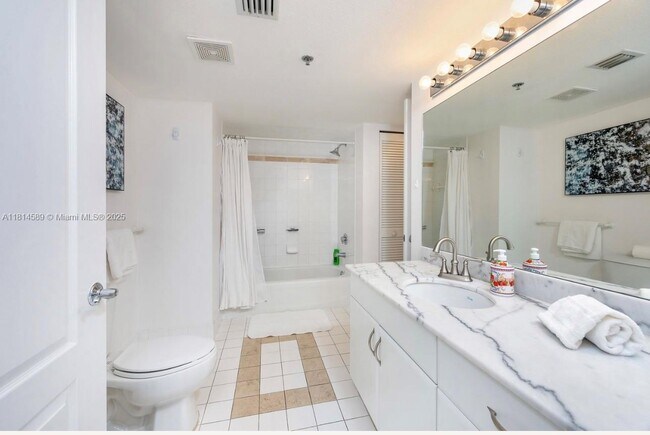 Building Photo - 1200 Brickell Bay Dr