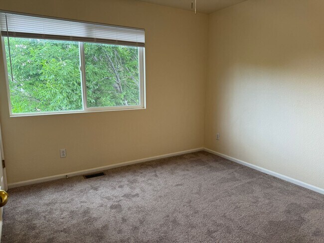 Building Photo - Great 4 bed 3 bath home Wolf Creek Neighbo...
