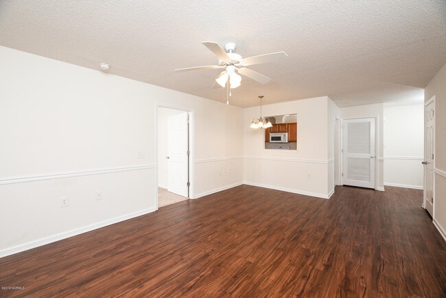 Building Photo - 2833 Holly Glen Dr