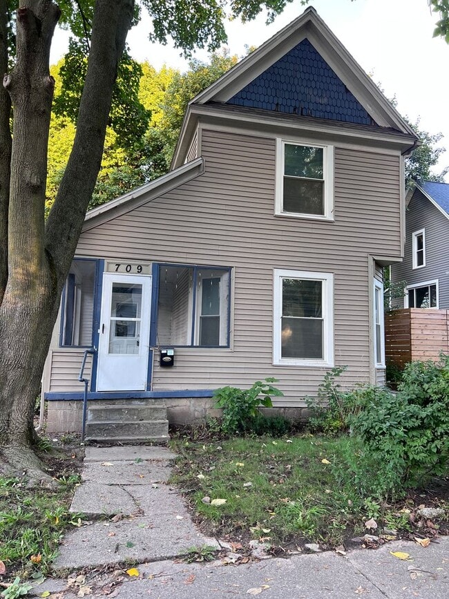 Primary Photo - Recently Remodeled Home Close to Medical M...