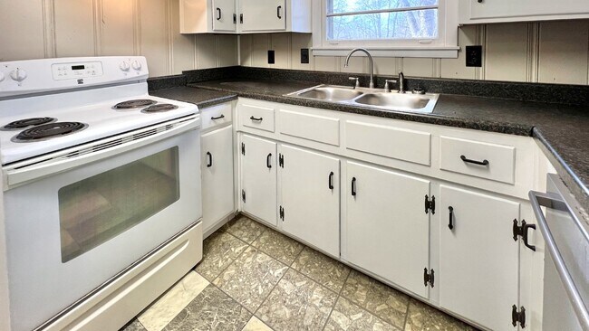 Building Photo - Coming Soon : 3BR+, 1 1/2BA house in Greenbrier