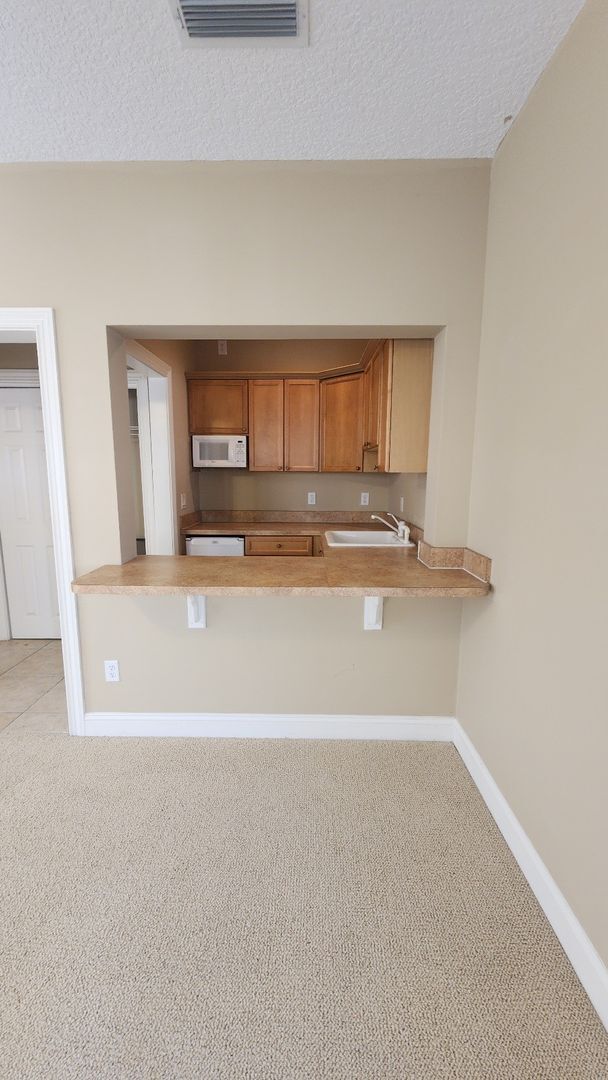Building Photo - Huge 3 Bed 2.5 bath Home in Palencia- Main Bedroom downstairs plus Upstairs Efficiency
