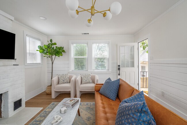 Building Photo - Maupas Newly Renovated Furnished Townhouse