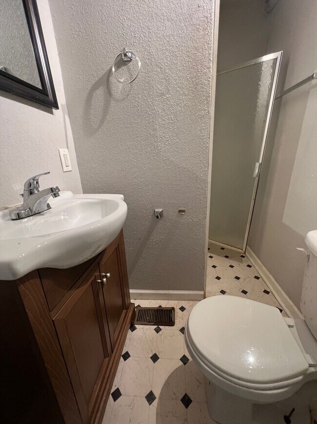 Building Photo - COMING SOON Spacious 3 BEDS AND 2 BATHS!!!