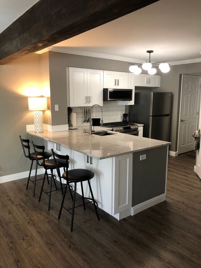 Building Photo - Price reduced!! Luxury 2 Bed 1 Bath Condo w/ ATTACHED GARAGE