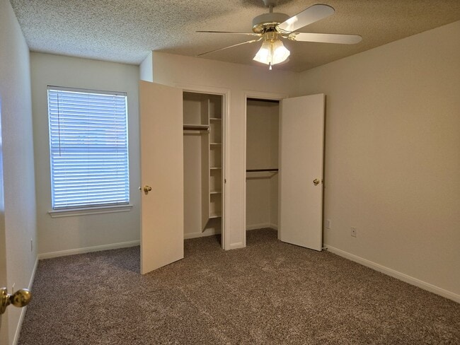 Building Photo - 3/2 Hewitt Duplex