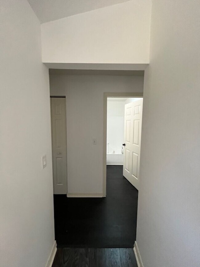 Building Photo - Beautiful and completely Renovated 3/2 fen...