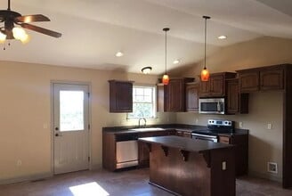 Building Photo - Fresh New Look - 4BR 21/2 Bath