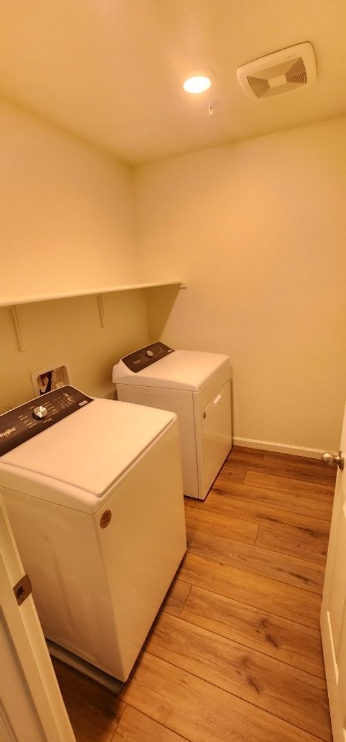 Building Photo - Newer Centrally Located Beauty!