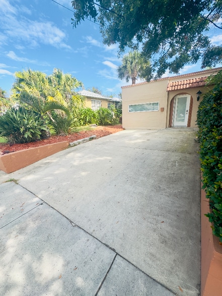 Building Photo - 726 N Peninsula Dr