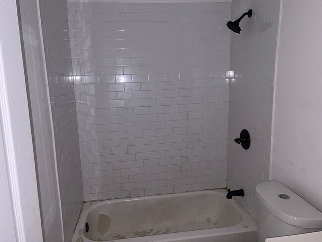 Building Photo - For Rent: Charming 1 Bed / 1 Bath Duplex w...