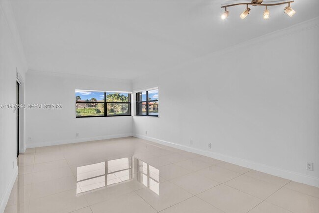 Building Photo - 220 Lakeview Dr