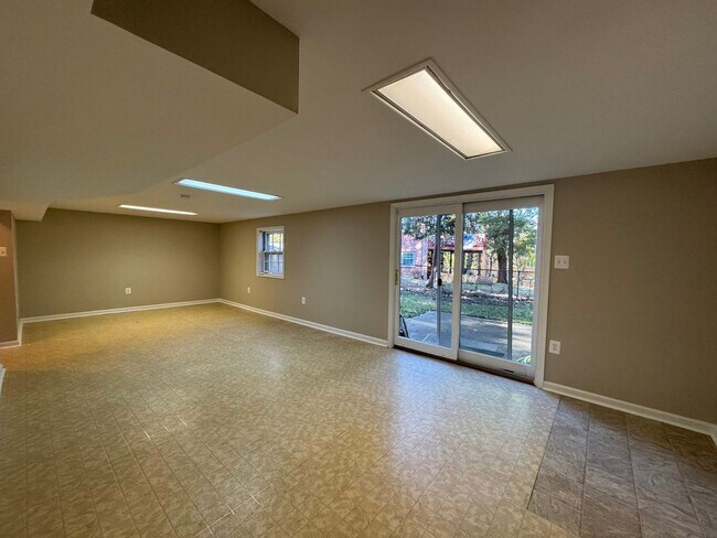 Building Photo - Spacious 4 Bed 2/2 Bath Home with Park-Lik...