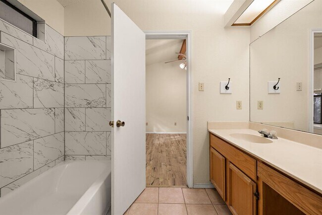 Building Photo - 1604 Texas Oak Way