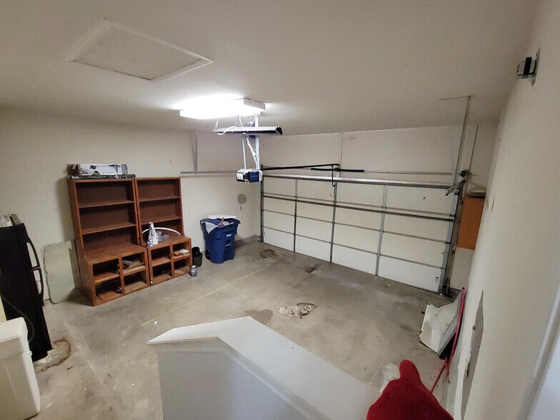 Building Photo - Room in House on Ceremony Cove