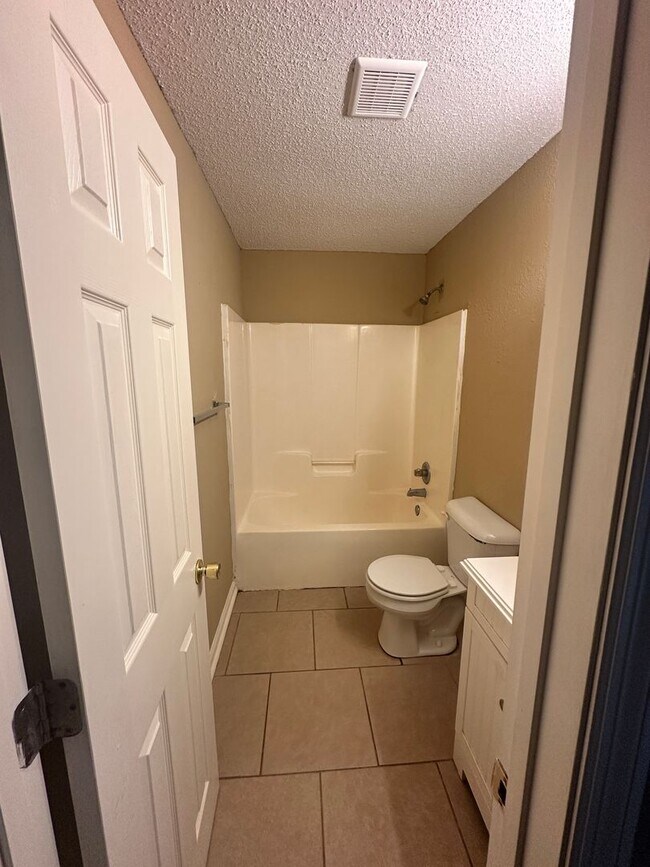 Building Photo - 2BD/1.5B Apartment in Adel