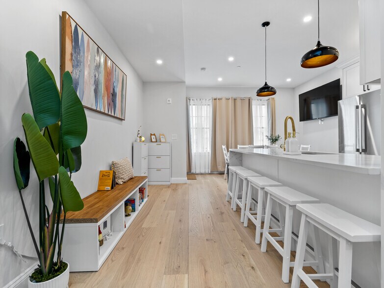 Building Photo - 566 Dorchester Ave