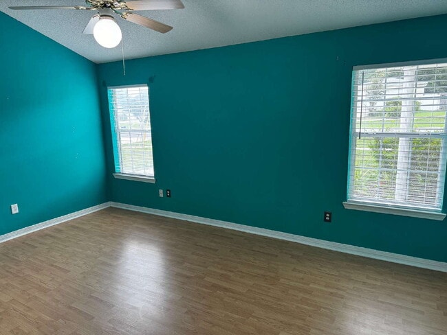 Building Photo - "Charming 3-Bedroom/2 Baths in Navarre - S...