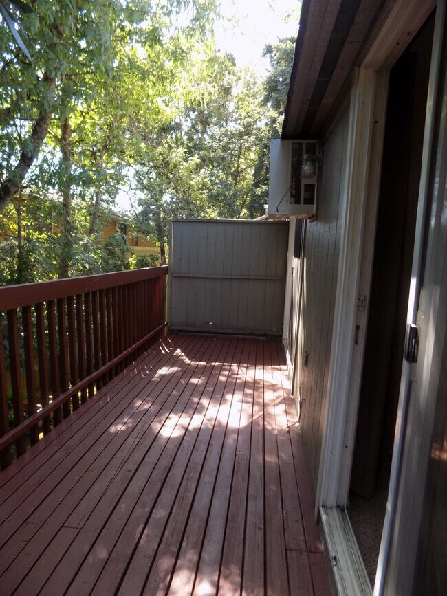 Building Photo - Spacious Three Bedroom, One & half Bathroo...