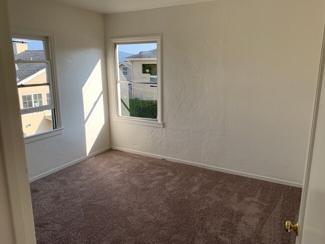 Building Photo - Great 2 bedroom upstairs standalone unit with garage