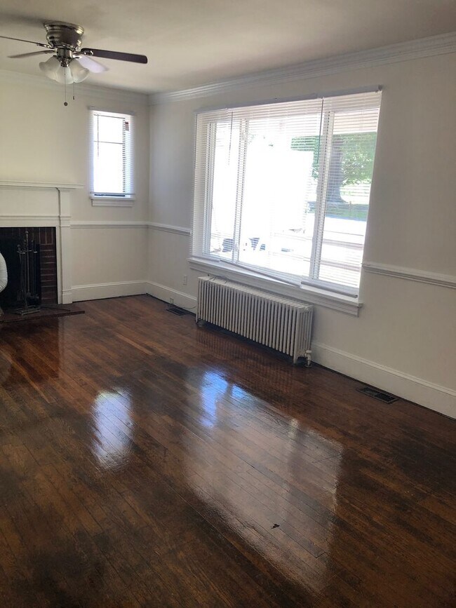 Building Photo - Adorable 3 bdrm/1.5 bath Home on a Corner ...
