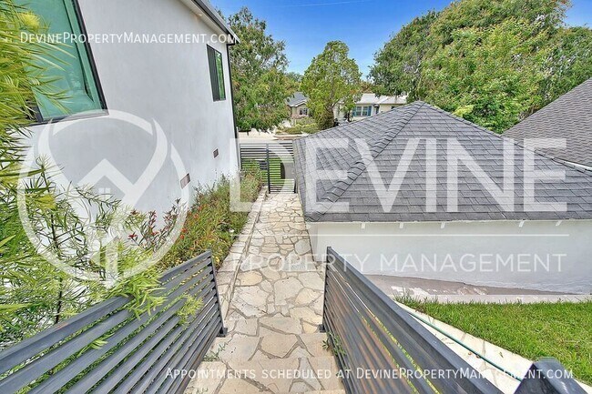 Building Photo - 3026 Greenfield Ave