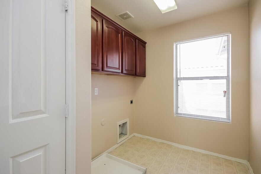 Building Photo - 11215 W Garfield St