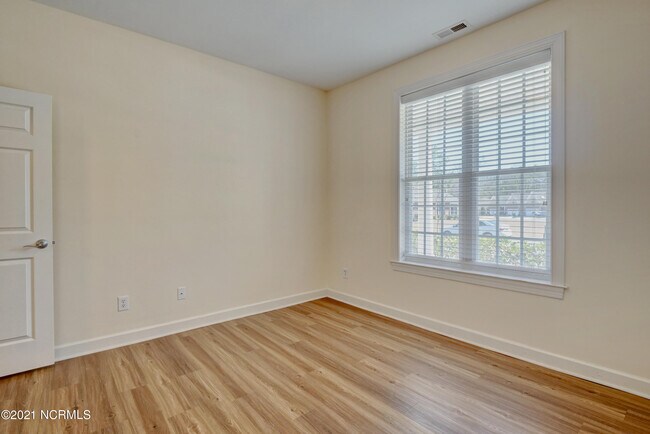 Building Photo - 1302 Suncrest Way