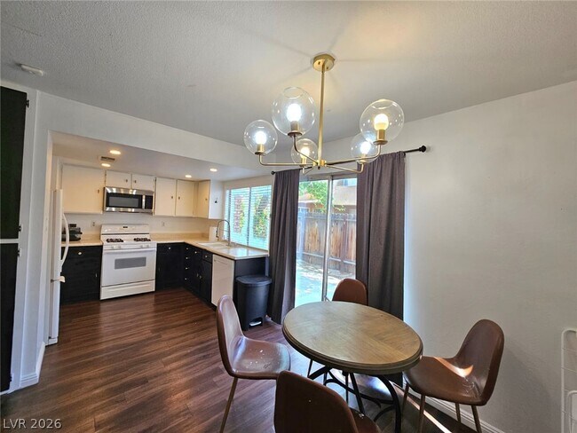 Building Photo - 1460 Hialeah Dr