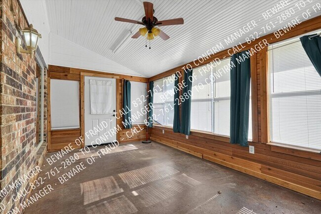 Building Photo - 593 King Cir