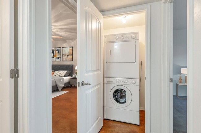 Building Photo - 3 N 6th Ave