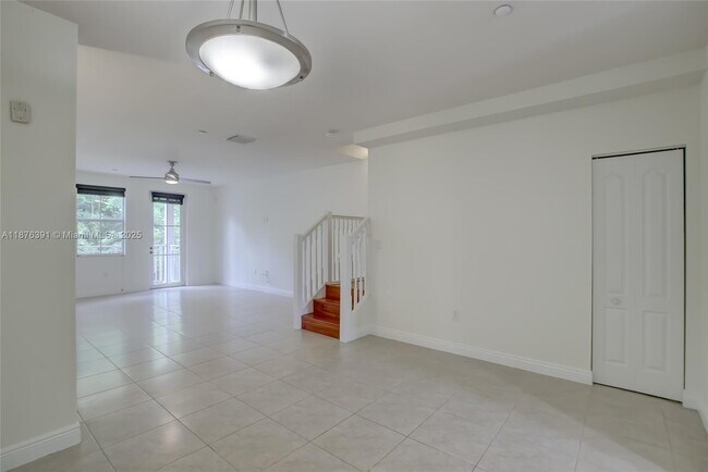 Building Photo - 406 SW 14th Ave