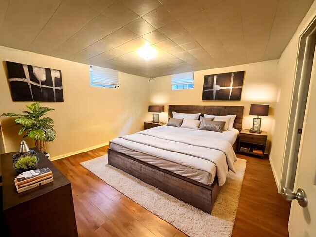 Building Photo - 3 Bedroom, 2 Bath! with Parking, Washer and Dryer, finished basement! (Comanche)