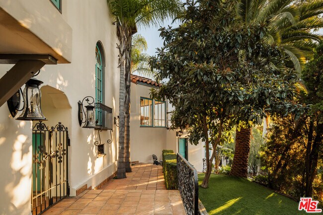 Building Photo - 2002 N Las Palmas Ave