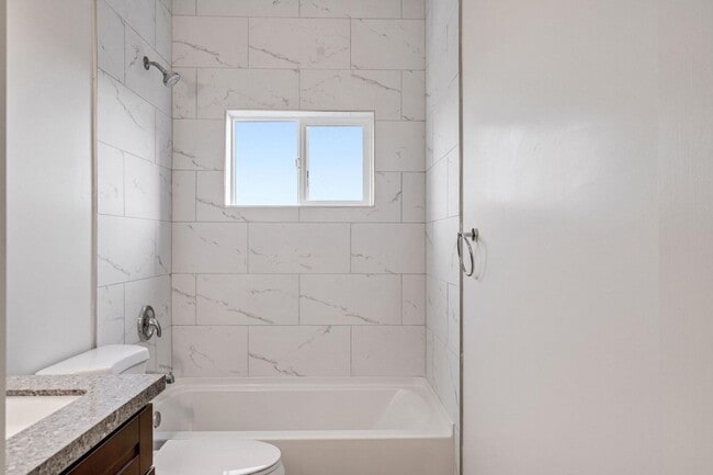 Building Photo - 5 Bedroom house with view