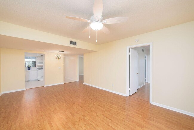 Building Photo - 18081 SE Country Club Dr