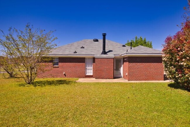 Building Photo - 7076 Lakeview Dr