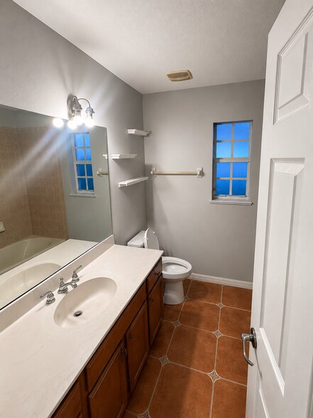 Full Bathroom - 6520 Las Palmas Way