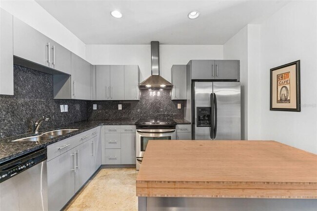Building Photo - 5008 S MacDill Ave